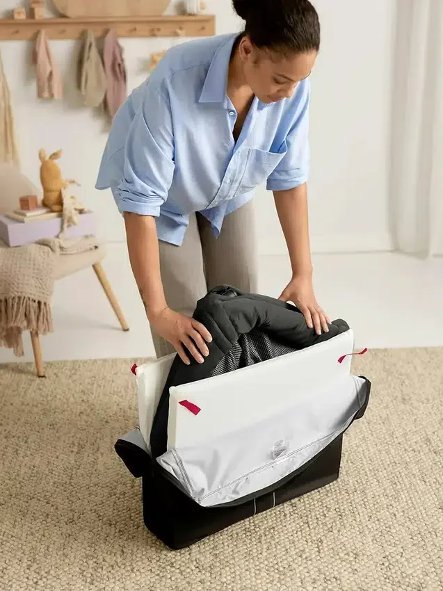 Sada cestovní postýlky Babybjorn Light a napínacího prostěradla