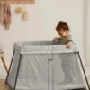 Sada cestovní postýlky Babybjorn Light a napínacího prostěradla