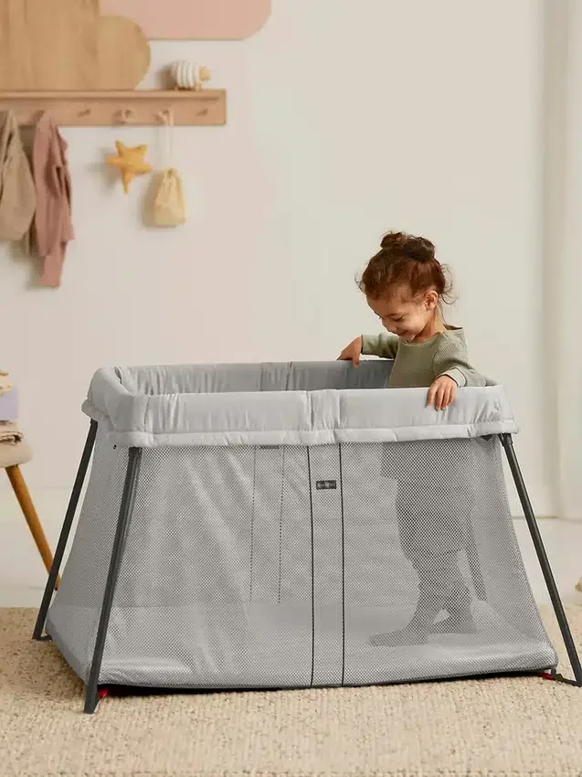 Sada cestovní postýlky Babybjorn Light a napínacího prostěradla