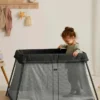 Sada cestovní postýlky Babybjorn Light a napínacího prostěradla