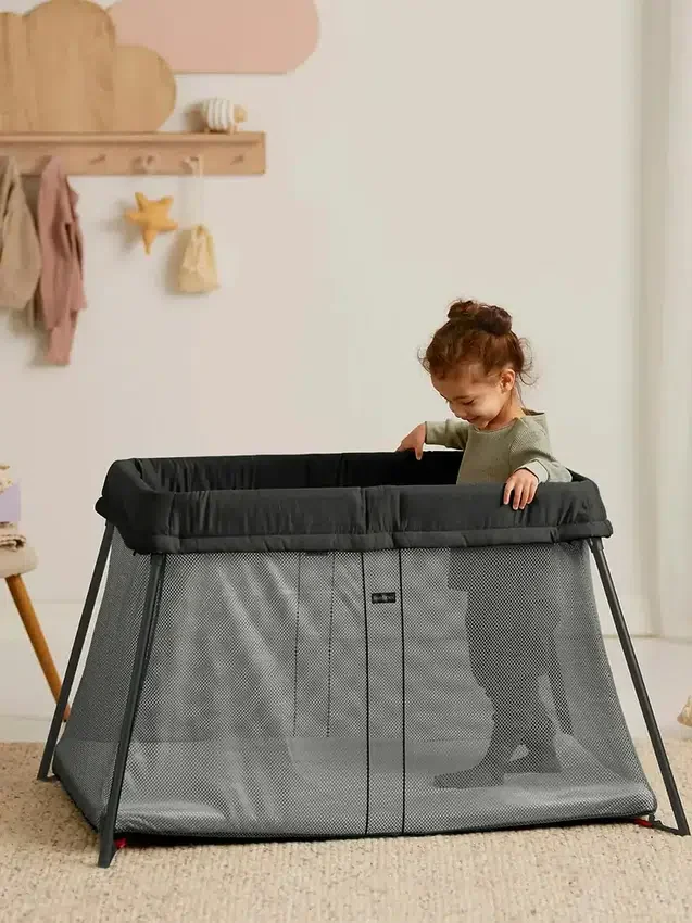 Sada cestovní postýlky Babybjorn Light a napínacího prostěradla