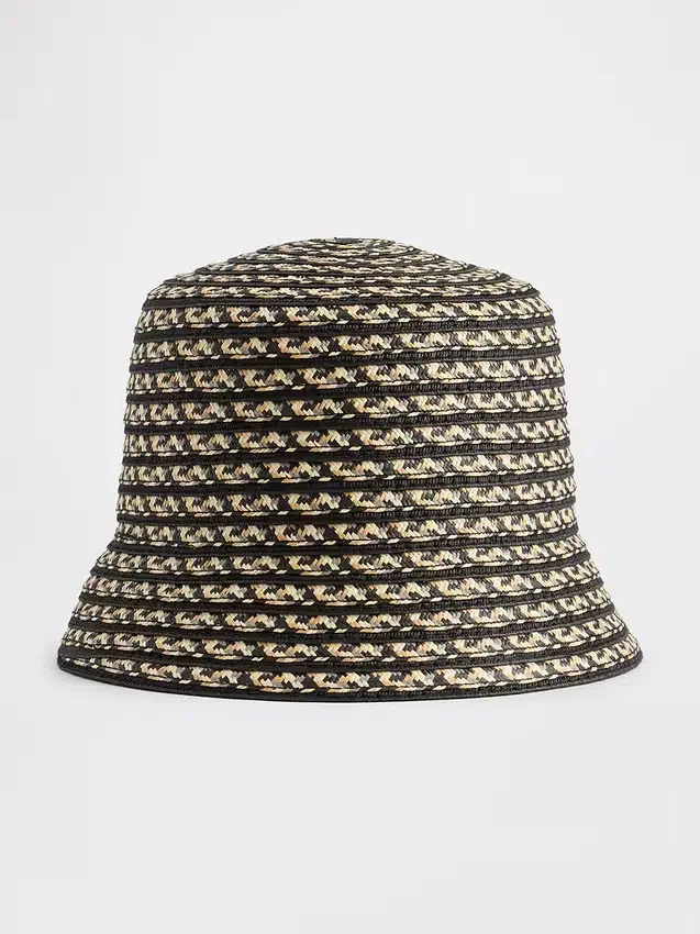 Slaměná čepice typu „bucket“