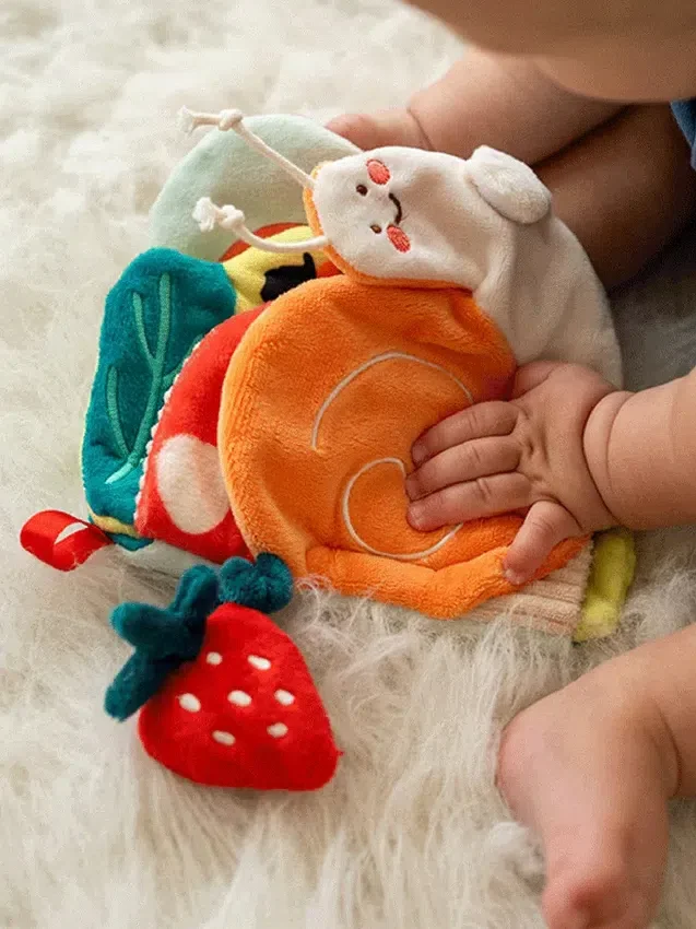 Smyslová měkká knížka „Silly Snail“