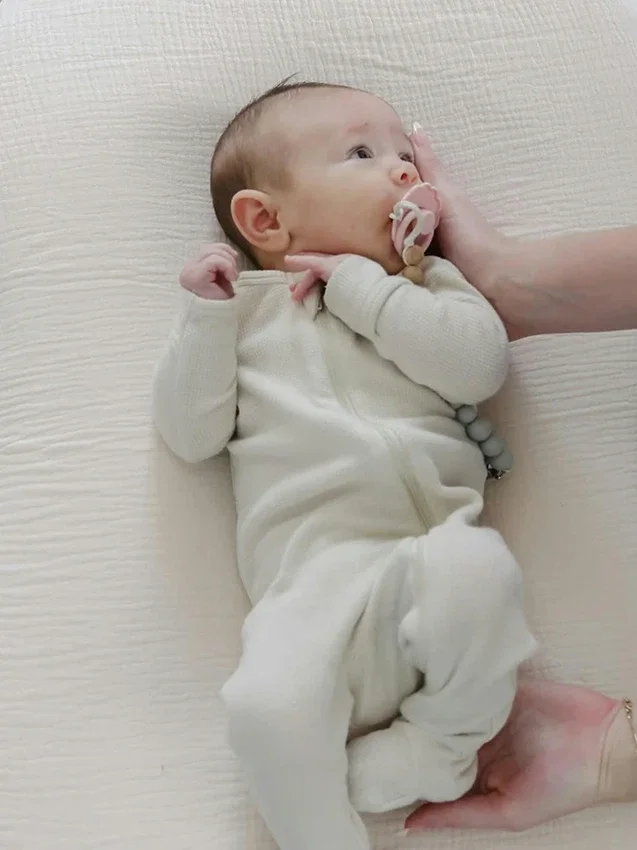 Snuggle Me Lounger Curve – mušelínový potah