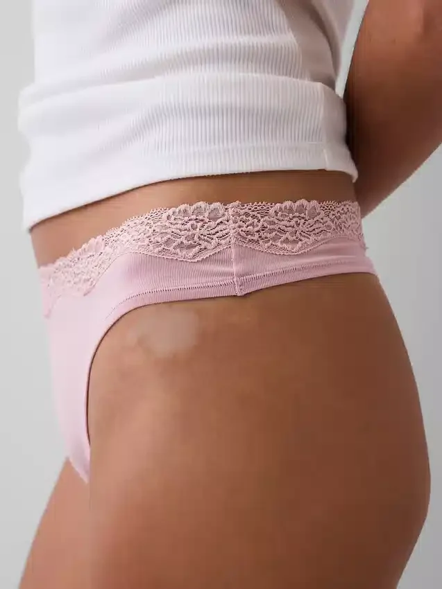 Tanga z organické strečové bavlny s krajkovým lemem