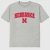 Tričko s tmavým grafickým motivem Arch Logo University of Nebraska