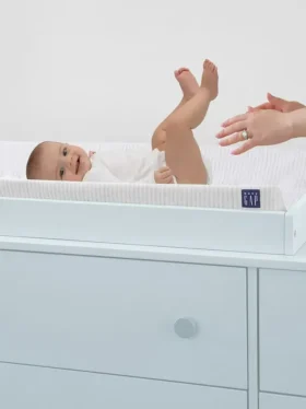 Tvarovaná přebalovací podložka babyGap s chladivým potahem
