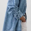 Ultra měkká džínová košile v oversized střihu s řasenými rukávy