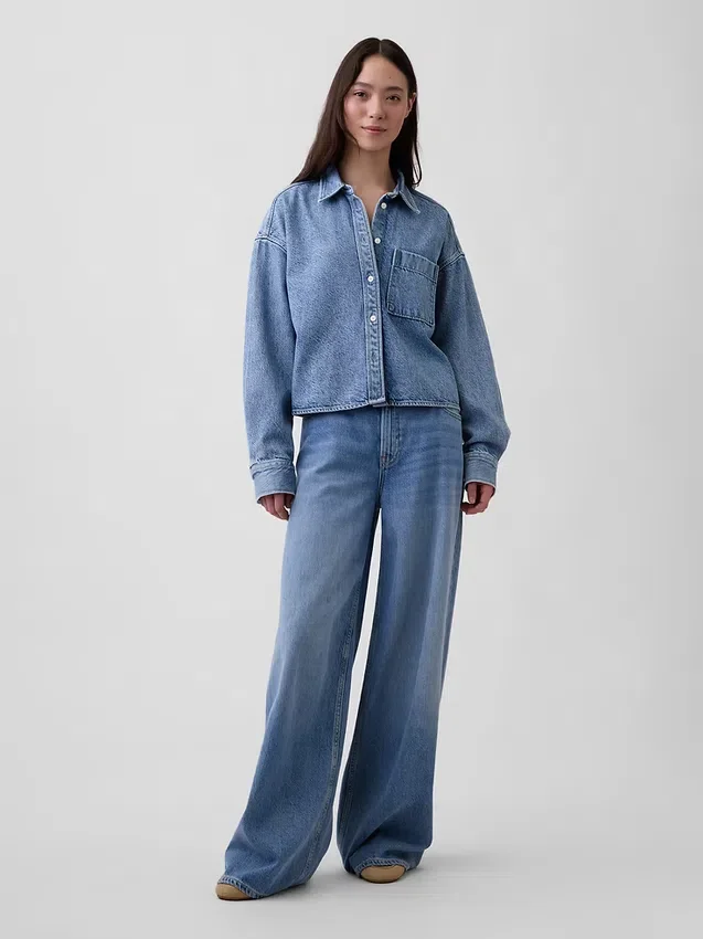 Ultrajemná džínová košile v oversized střihu s rovným lemem a zkrácenou délkou
