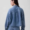 Ultrajemná džínová košile v oversized střihu s rovným lemem a zkrácenou délkou