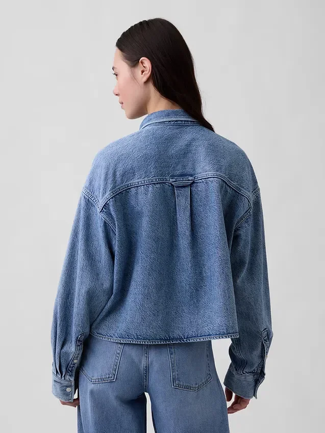 Ultrajemná džínová košile v oversized střihu s rovným lemem a zkrácenou délkou