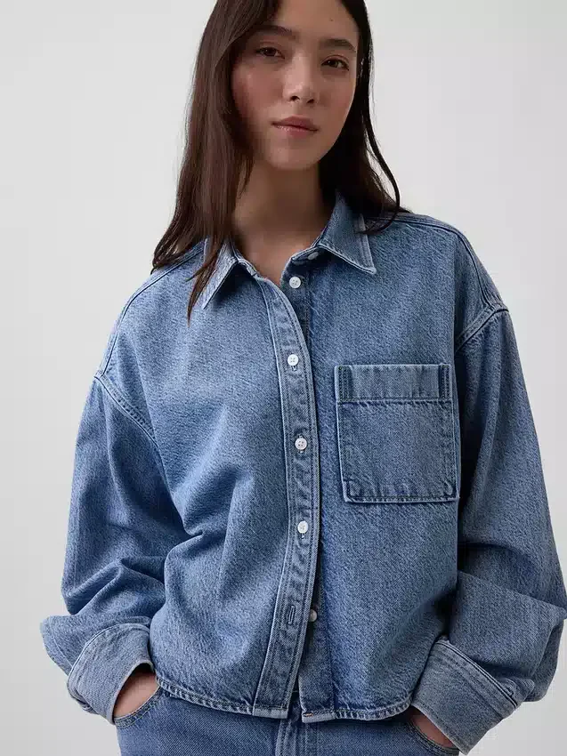 Ultrajemná džínová košile v oversized střihu s rovným lemem a zkrácenou délkou