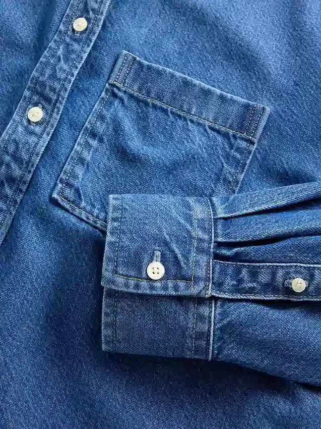 Ultrajemná džínová košile v oversized střihu s rovným lemem a zkrácenou délkou