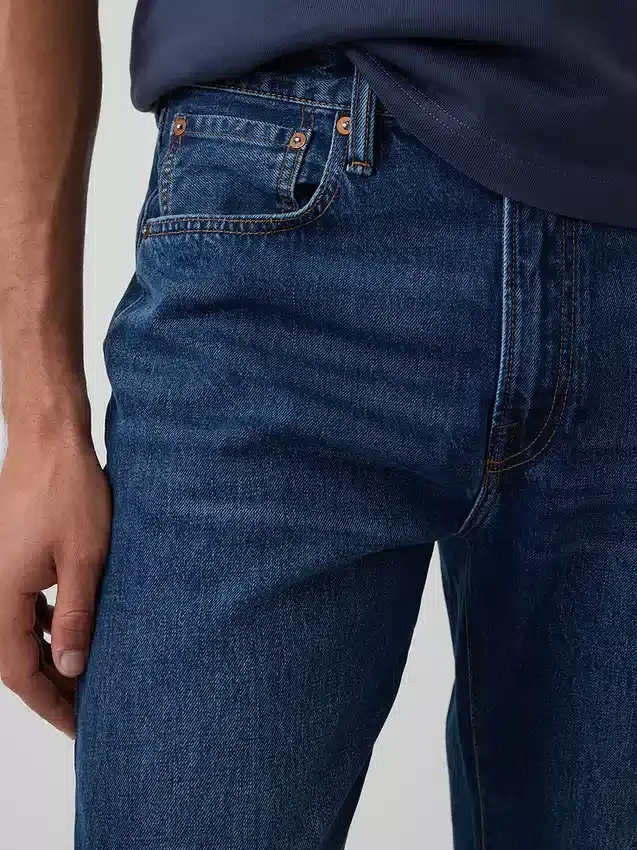 Volné džíny ve stylu 90. let
