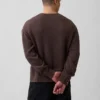 Volný krátký svetr s kulatým výstřihem