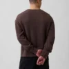 Volný krátký svetr s kulatým výstřihem
