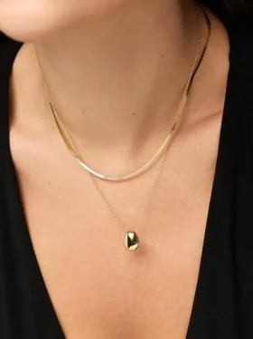 Zlatý mini přívěsek ve tvaru oblázku Ana Luisa